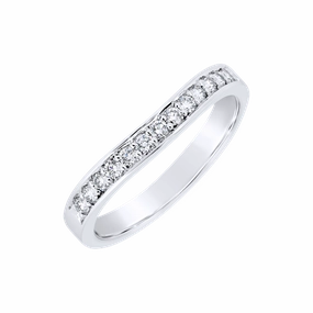Alliance en or blanc sertie de diamants.