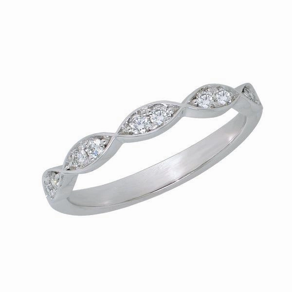 Alliance en or blanc sertie de diamants.