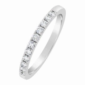 Alliance en or blanc sertie de diamants.