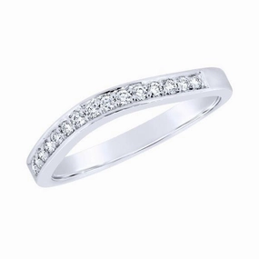 Alliance en or blanc sertie de diamants.