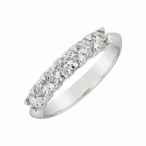 Alliance en or blanc sertie de diamants.