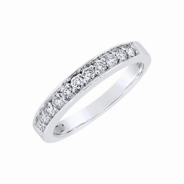 Alliance en or blanc sertie de diamants.