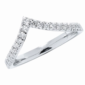Alliance en or blanc sertie de diamants.