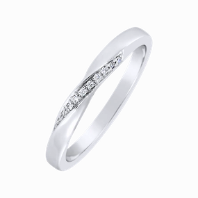 Alliance en or blanc sertie de diamants.