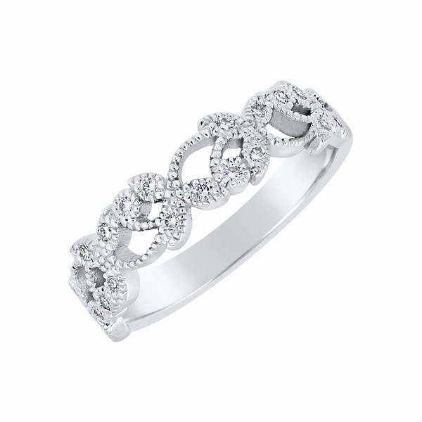 Alliance en or blanc sertie de diamants.