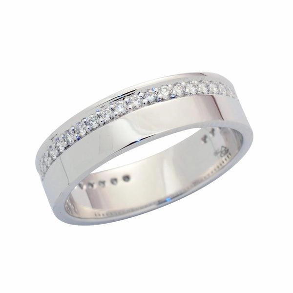 Alliance en or blanc sertie de diamants.