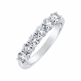 Alliance en or blanc sertie de diamants.