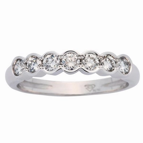 Alliance en or blanc sertie de diamants.