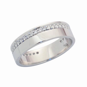 Alliance en or blanc sertie de diamants.
