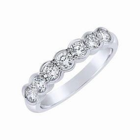Alliance en or blanc sertie de diamants.