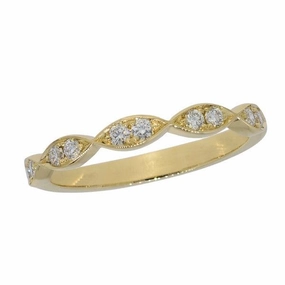 Alliance en or jaune serti de diamants.