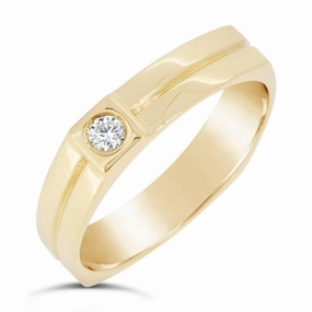 Alliance en or jaune sertie d'un diamant.