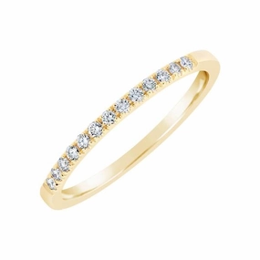 Alliance en or jaune sertie de diamants.
