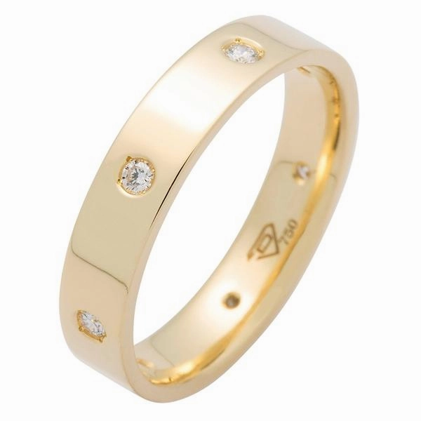 Alliance en or jaune sertie de diamants.