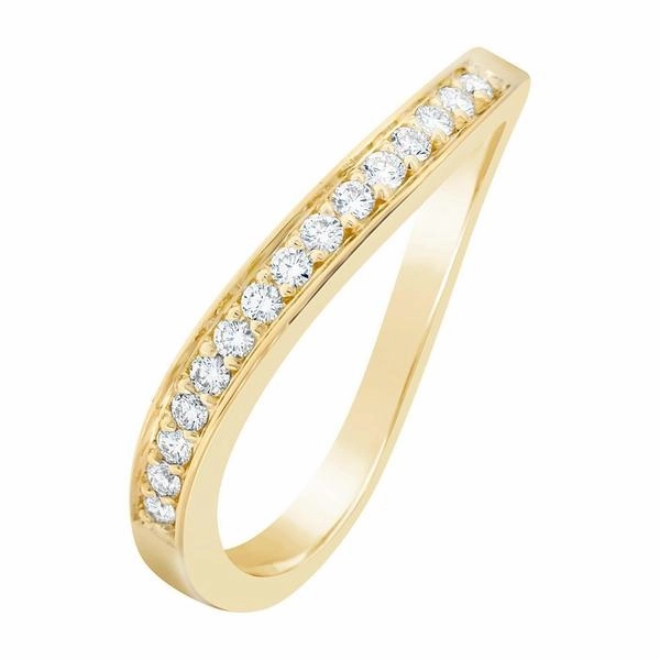Alliance en or jaune sertie de diamants.
