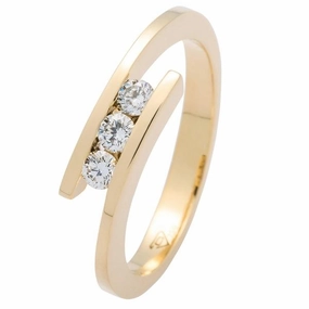 Alliance en or jaune sertie de diamants.