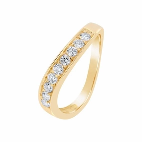 Alliance en or jaune sertie de diamants.