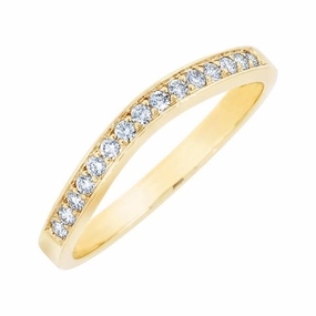 Alliance en or jaune sertie de diamants.