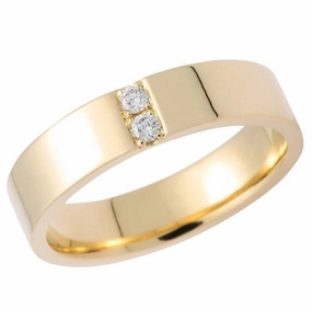 Alliance en or jaune sertie de diamants.