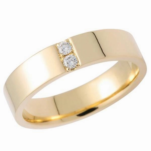 Alliance en or jaune sertie de diamants.