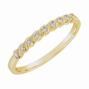 Alliance en or jaune sertie de diamants.