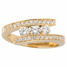 Alliance en or jaune sertie de diamants.