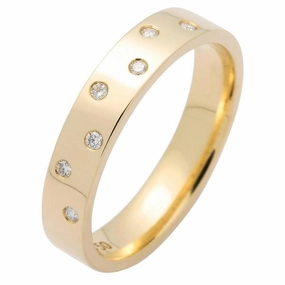 Alliance en or jaune sertie de diamants.