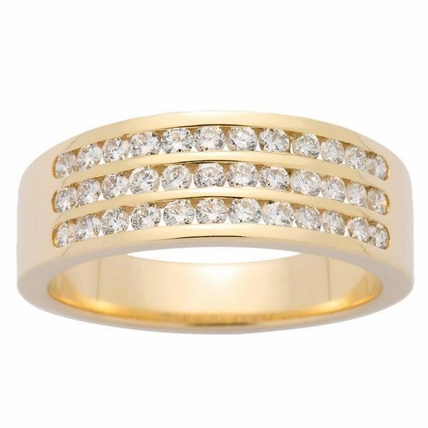 Alliance en or jaune sertie de diamants.