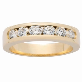 Alliance en or jaune sertie de diamants.