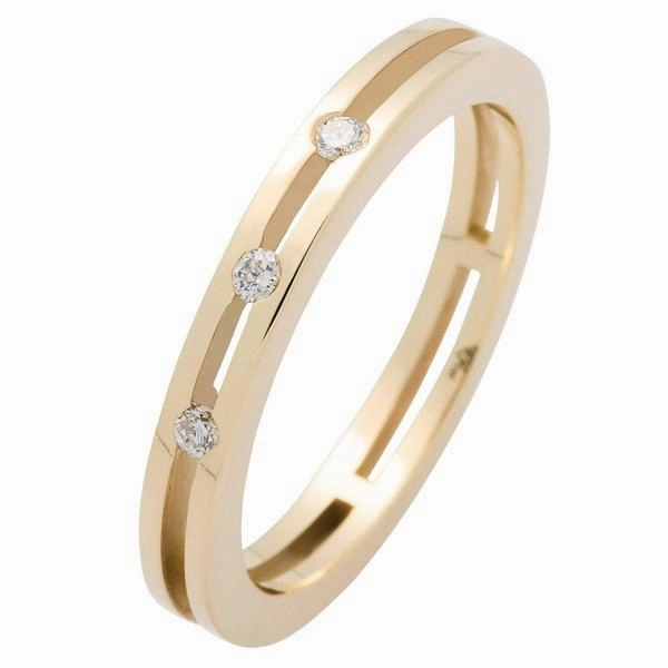 Alliance en or jaune sertie de diamants.