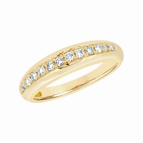 Alliance en or jaune sertie de diamants.