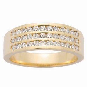 Alliance en or jaune sertie de diamants.