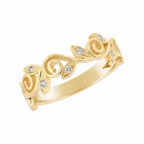 Alliance en or jaune sertie de diamants.