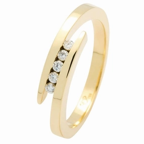 Alliance en or jaune sertie de diamants.