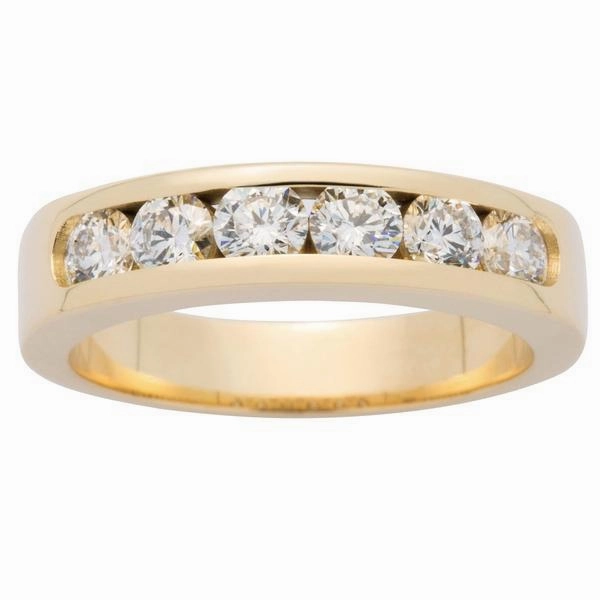 Alliance en or jaune sertie de diamants.