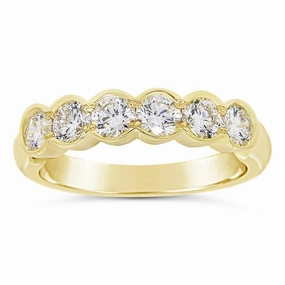 Alliance en or jaune sertie de diamants.