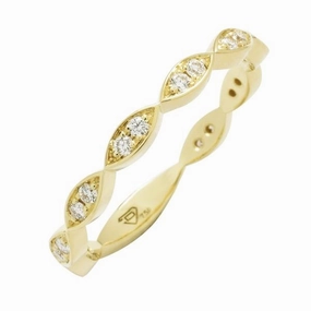 Alliance en or jaune sertie de diamants.