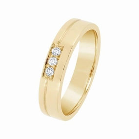 Alliance en or jaune sertie de diamants.