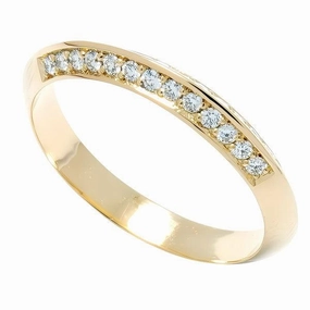 Alliance en or jaune sertie de diamants.