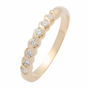 Alliance en or jaune sertie de diamants.