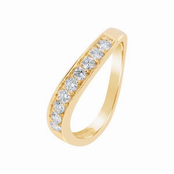 Alliance en or jaune sertie de diamants.
