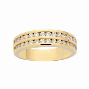 Alliance en or jaune sertie de diamants.