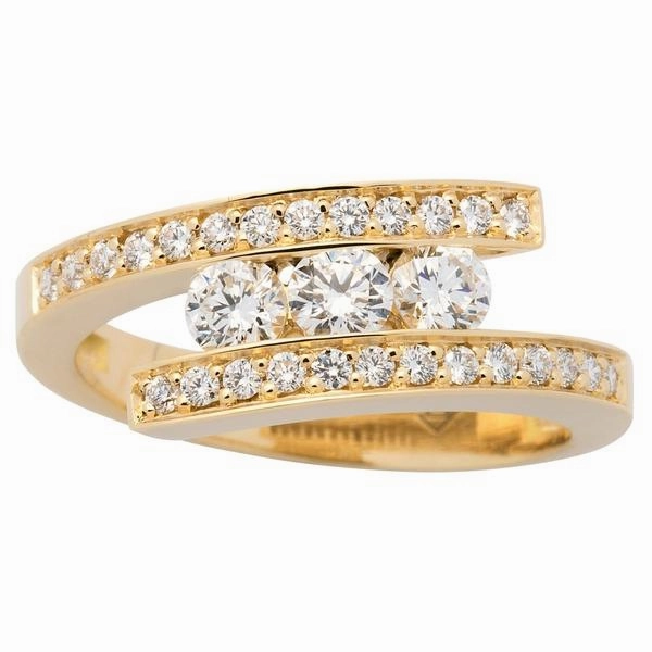 Alliance en or jaune sertie de diamants.