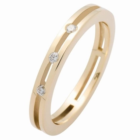 Alliance en or jaune sertie de diamants.