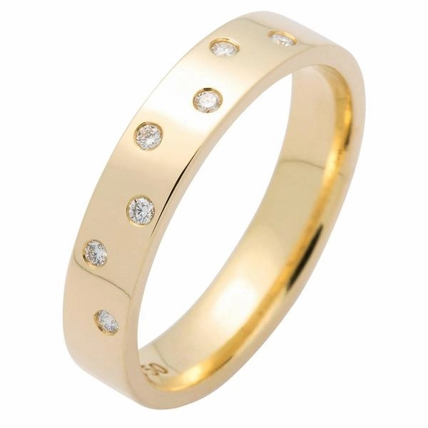 Alliance en or jaune sertie de diamants.