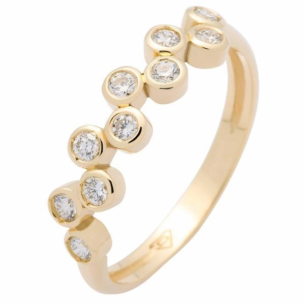 Alliance en or jaune sertie de diamants.