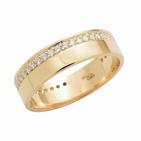 Alliance en or jaune sertie de diamants.