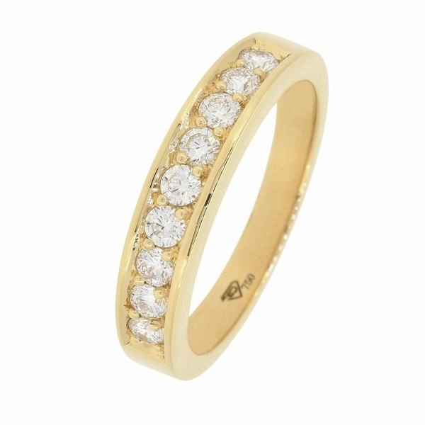 Alliance en or jaune sertie de diamants.