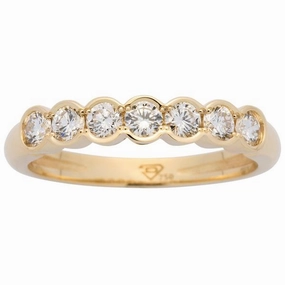 Alliance en or jaune sertie de diamants.