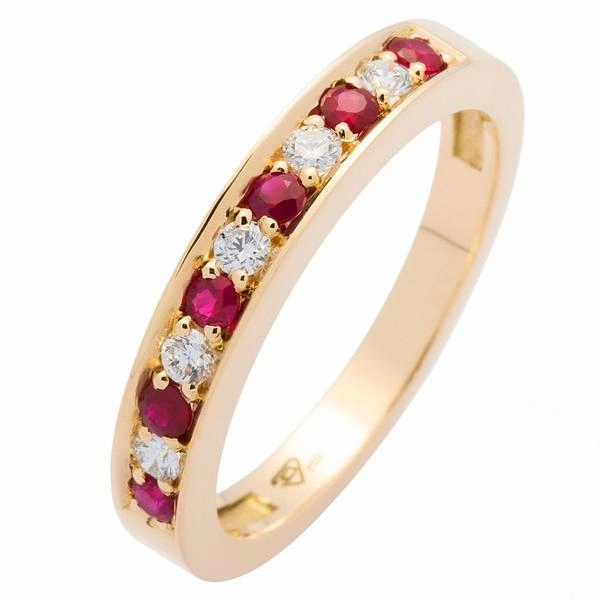 Alliance en or jaune sertie de diamants et de rubis.